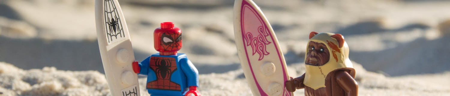 To legofigurer på stranden